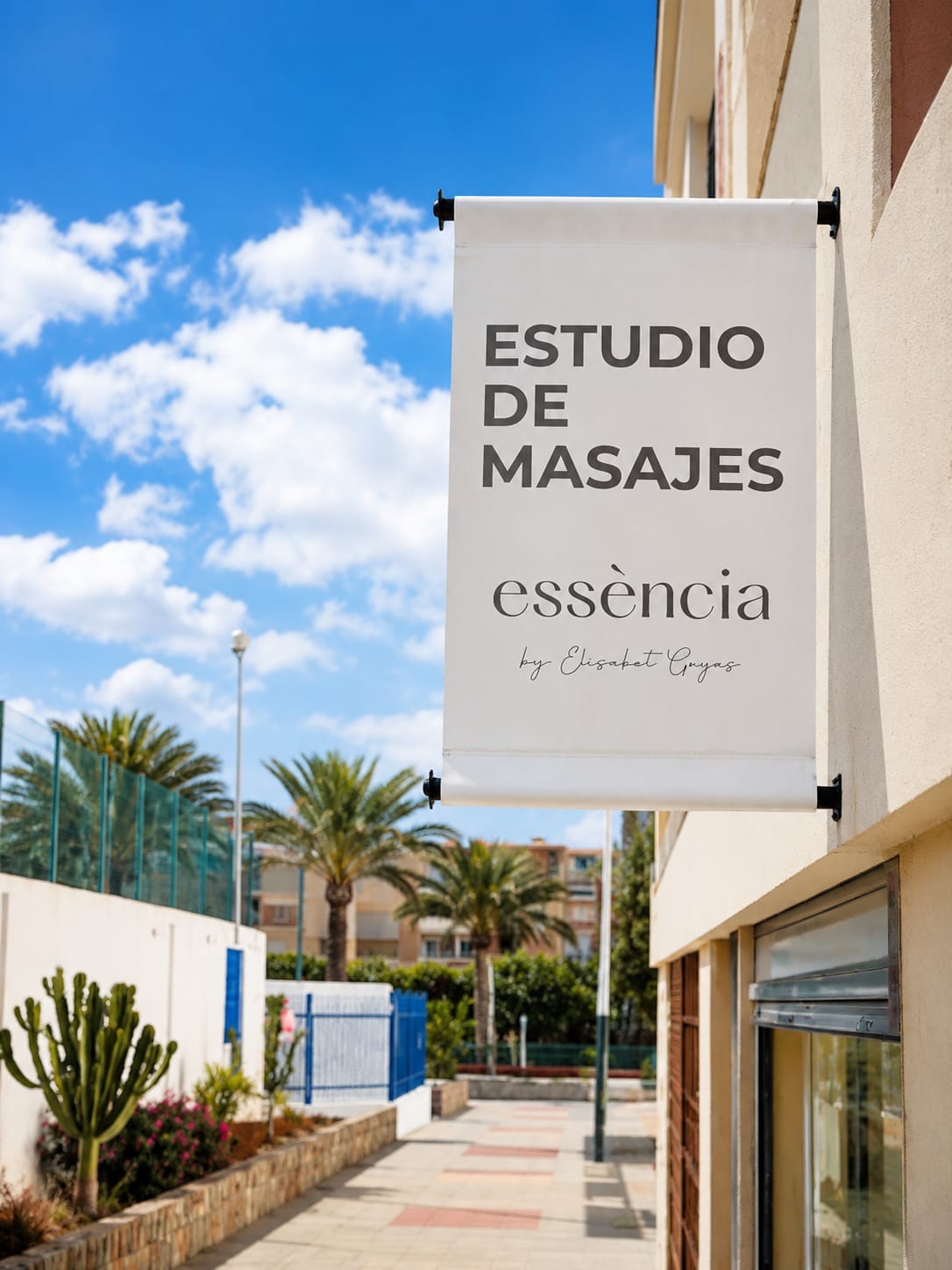Rótulo de Essència by Elisabet Goyes en la fachada del local en Maspalomas