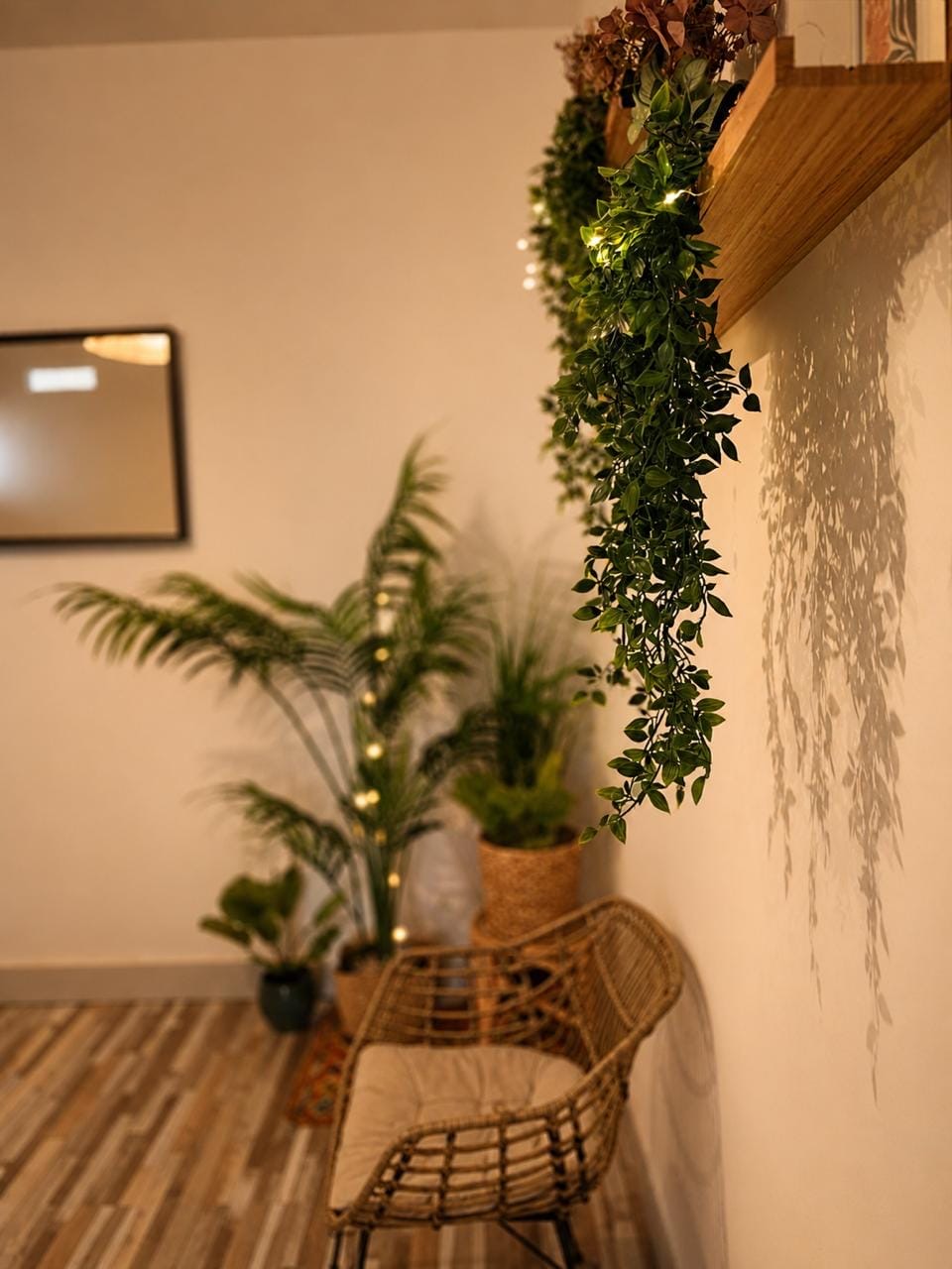 Rincón decorado con plantas y luces cálidas en el local