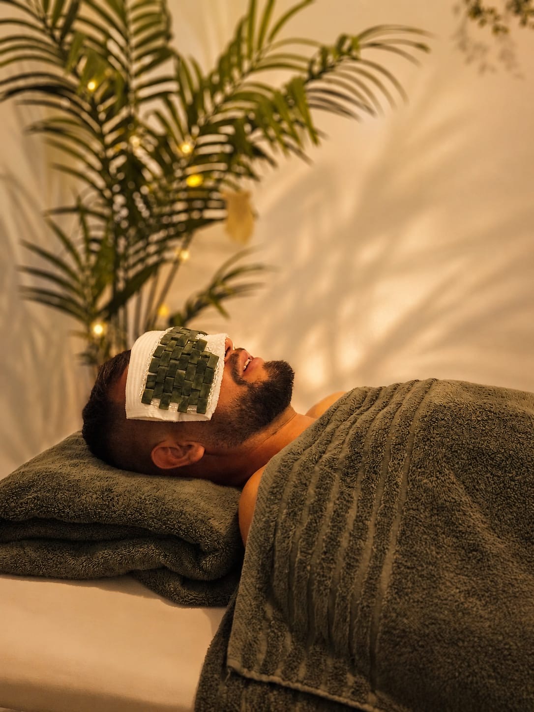 Cliente recibiendo un tratamiento facial relajante en Essència